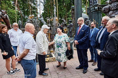 Великая княгиня Мария Романова вручила Зурабу Церетели знаки кавалера Императорского и Царского Ордена Белого Орла