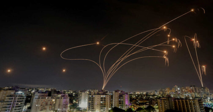 wsj-izrail-mozhet-ne-spravitsja-s-raketnym-udarom-irana-i-hezbolly-c3be921.jpg