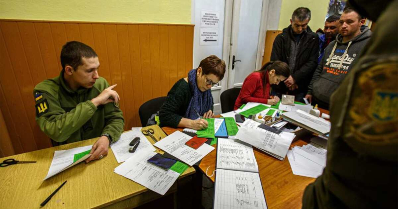 Экс-премьер Украины Азаров предрек усиление мобилизации