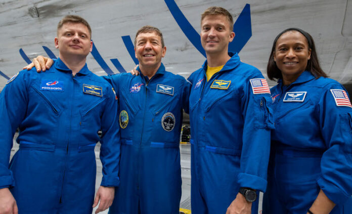 odnomu-iz-chlenov-ekipazha-spacex-dragon-crew-potrebovalas-ekstrennaja-medicinskaja-pomoshh-v-nasa-ne-priznajutsja-komu-6845047.jpg