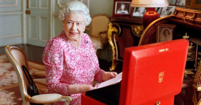 The Times: Елизавета II пошутила про Джонсона и свои похороны за 2 дня до смерти