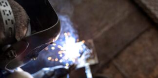 Место сварки металла в сфере металлообработки