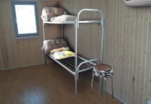 Спальная бытовка с кроватями для размещения персонала на объекте
