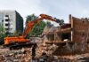 Снос старого дома под новое строительство