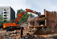 Снос старого дома под новое строительство