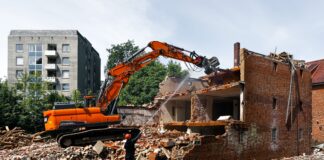 Снос старого дома под новое строительство