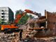 Снос старого дома под новое строительство